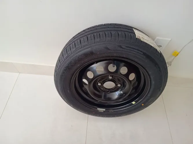 Roda com pneu aro 15 Ford 