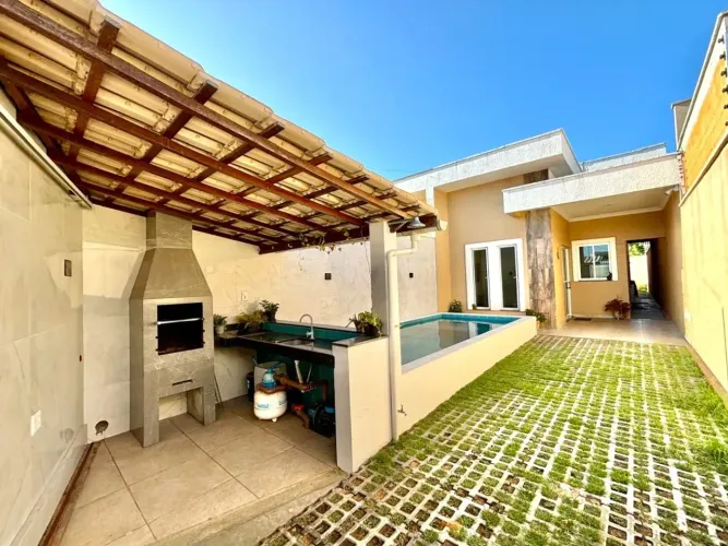 Casa Plana com 2 suítes e piscina na Praia de Lagoinha, com Placa Solar