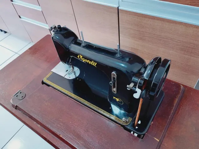 Manutenção em máquina de costura 