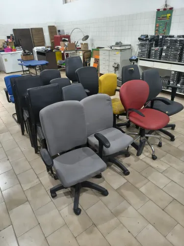 Lotes de Cadeiras de Escritório no Estado ( Inteiras e Desmontadas )