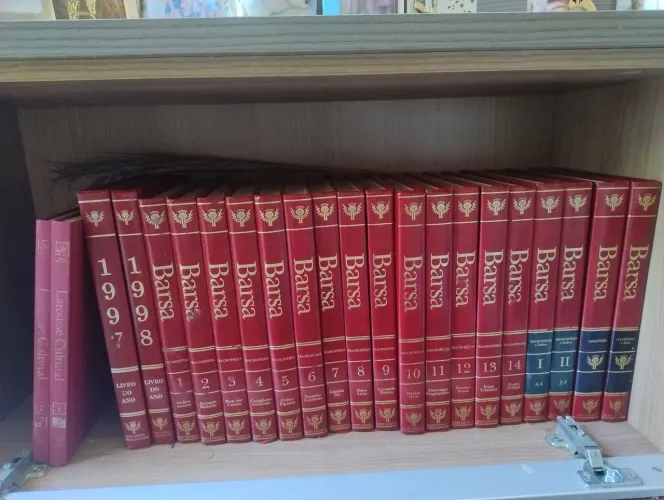 Vendo enciclopédia Barsa 1997, completa capa dura excelente estado.