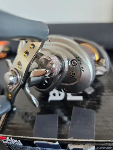 Carretilha Abu Garcia Orra 2SX lado esquerdo