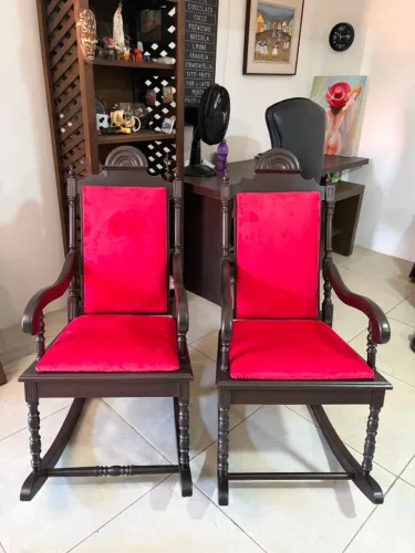 Antigo Par de Cadeiras de Balanço trabalhadas em Madeira com estofado de veludo vermelho.