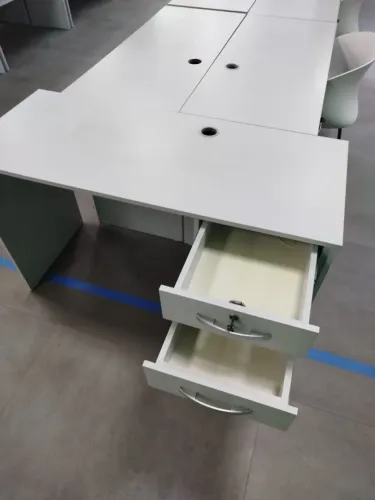 Mesa de escritório branca com 2 gavetas.