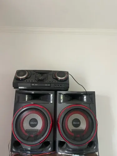 ? Mini System LG XBOOM com 2 caixas de som grandes ? Som muito potente.