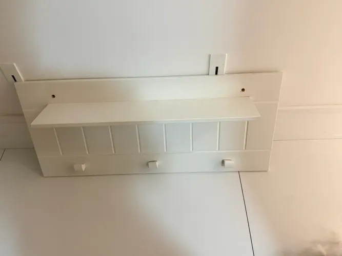 Prateleira com cabideiro de madeira branco 