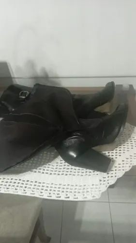 Bota Feminina de cano alto preta de couro macio (pelica) usada SIMPLESMENTE BARBARA N.35