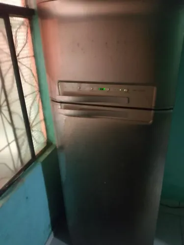 Vende se geladeira