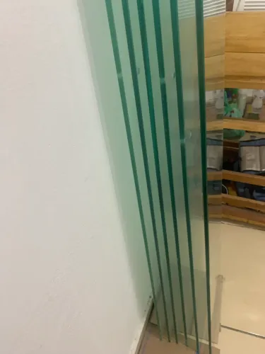 6 Prateleiras de vidros. 3 medindo 1.90x 30cm / 3 medindo  1,86x 30 cm 