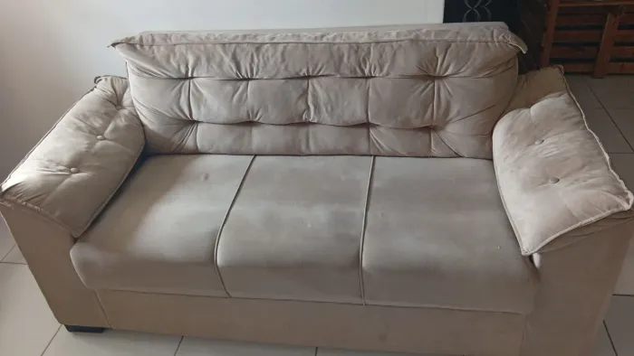 Conjunto de sofá à venda! Sofá 2 e 3 lugares na cor bege,com almofadas semi novo!