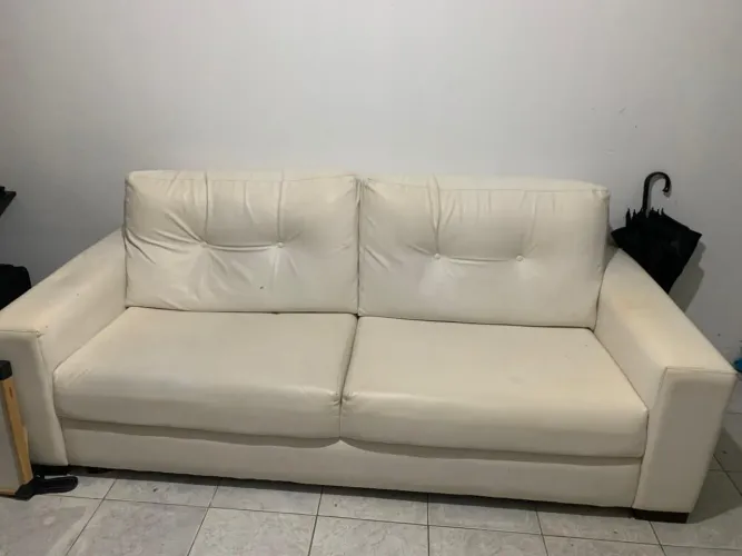 Vendo sofá lindo , em ótimas condições de couro branco.