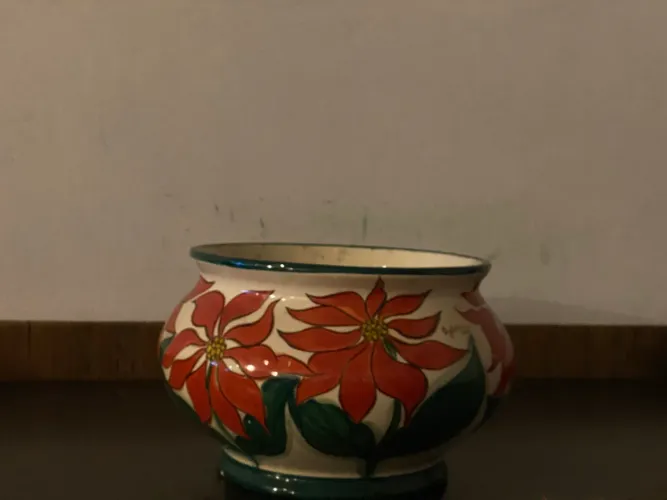 Vaso Decorativo com Flores Vermelhas - Peça Artesanal
