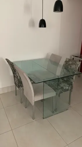 Jogo de Mesa de Jantar em Vidro com 4 Cadeiras Estofadas - Design Moderno