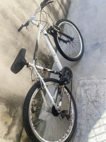 Vendo bicicleta aro 28 250 reais passo no cartão