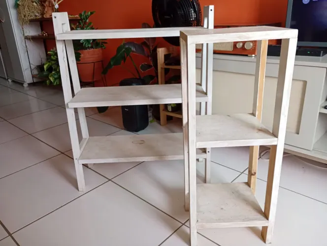 Conjunto de estantes de madeira pinus