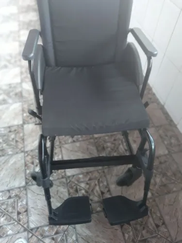 Vende-se cadeira de rodas nova nunca foi usada dobrável 