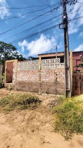 Casa localizada no bairro da vigia, rua gavião real, a 80mts da av Turiano Meira(asfaltada