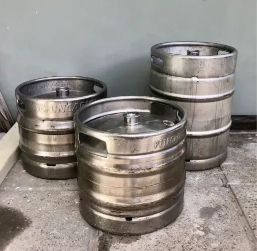 Barril de chopp Heinicken 30 e 50 litros. R$ 550 cada.