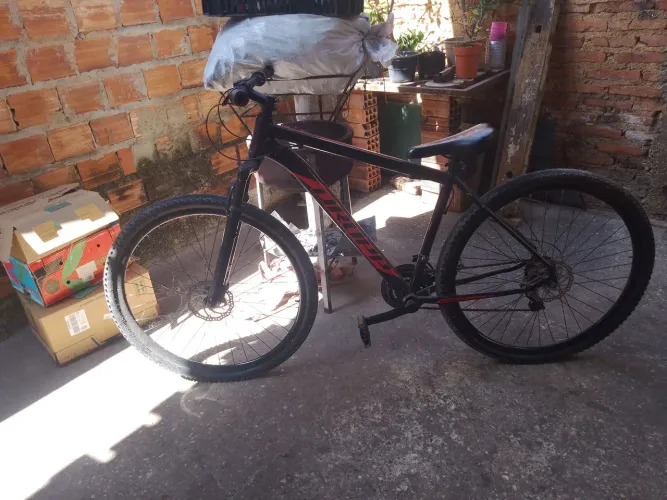 Vende-se está bicicleta modelo dropp aro 29 está faltando alguma pessoas para reforma