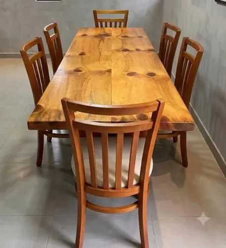 Mesa de jantar em madeira maciça