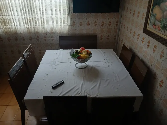 Vendo mesa de jantar com oito cadeiras