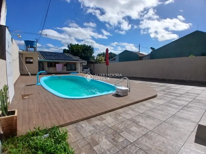 Duas Casas á venda em amplo Terreno, piscina aquecida e lazer completo.