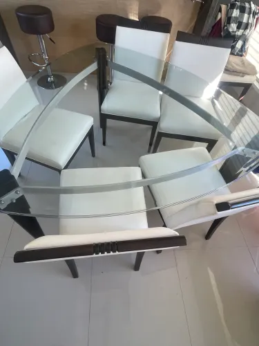 Mesa de jantar acompanha 6 cadeiras