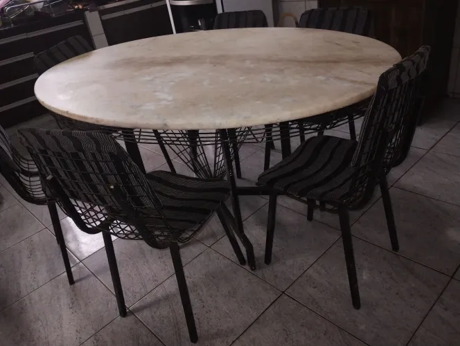 Mesa de mármore com 6 cadeiras