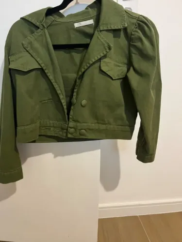 Jaqueta cropped verde militar
