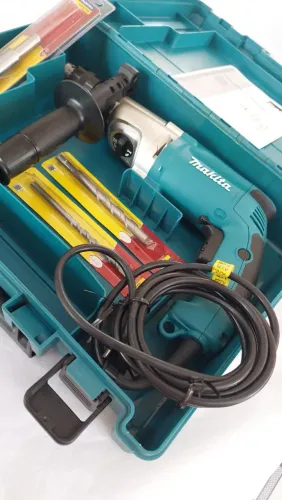 Furadeira de impacto  reversível Makita HP2050.  Potência: 720W.