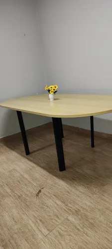 Mesa Alberflex 200x100cm Oval para reunião com tampo de madeira.