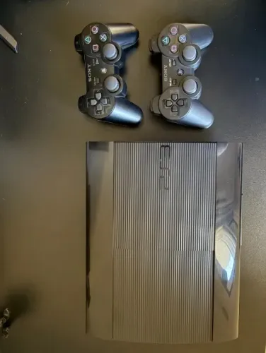 PS3 Super Slim Desbloqueado + 2 Controles + 21 Jogos Inclusos mídia física