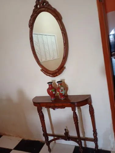 Console aparador belíssimo com 090 cm de largura. Em cerejeira com entalhes