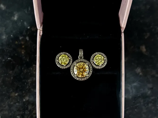 Brincos e pingente fancy moissanite 