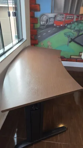 Mesa escritório curvada