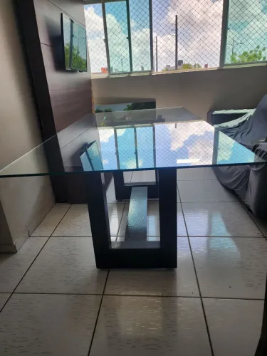 Vende-se uma mesa de grande