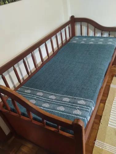Cama de solteiro, de madeira maciça