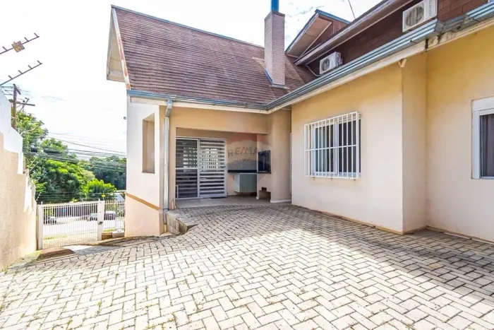 Casa 4 Quartos à Venda no São Lourenço, Curitiba/PR | Próxima à Ópera de Arame e Colégio M