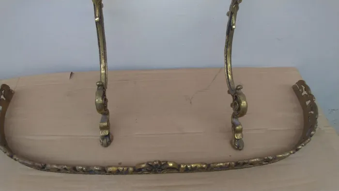 Pés com moldura em metal fundido amarelo antigo 