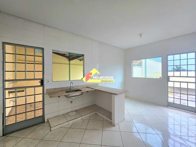 Casa residencial no Bairro Bom Pastor com área interna aprox de 50m², 02 quartos, 01 vaga 