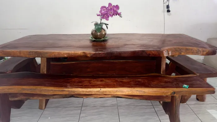 Mesa rústica de jaqueira 