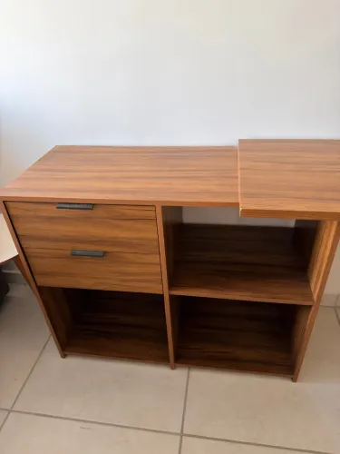 Escrivaninha com pouco tempo de uso 