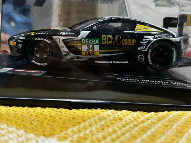 Carrinho Carrera Aston Martin Vantage