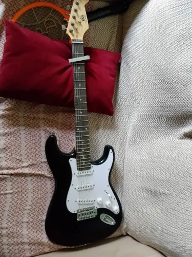 Vendo guitarra kong semi nova