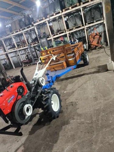 Micro trator Tobata com carretinha tracionada