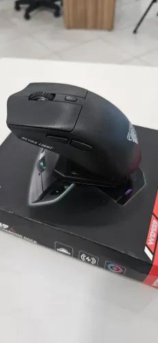 Mouse gamer sem fio leve de três modos com doca de carregamento