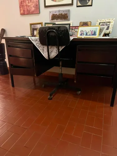Escrivaninha de madeira