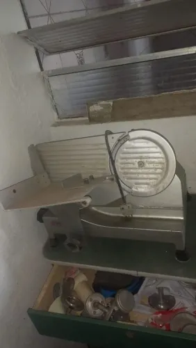 Máquina de fatiar pra vender em ótimo estado qualquer coisa falar no direct 