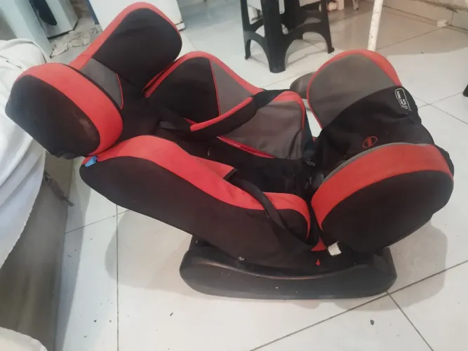 Vende-se uma cadeirinha reclinável de carro
