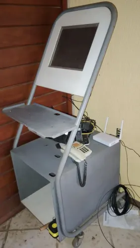 Toten com monitor para atendimento ou estação de trabalho